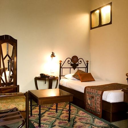 Hotel Broadway Delhi Bagian luar foto
