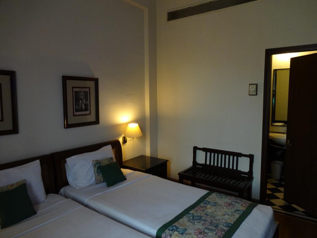 Hotel Broadway Delhi Bagian luar foto